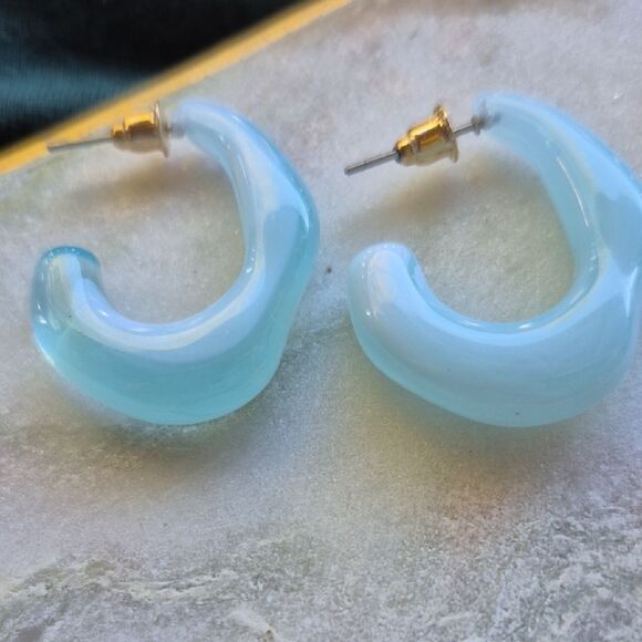 🎁$6 Bundled 🎁Fashion Jewelry Light Blue Curved Earrings - Picture 6 of 6